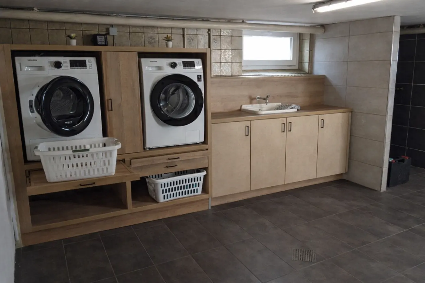 Waschküche mit Waschmaschinen und Geräteprüfung im Einfamilienhaus