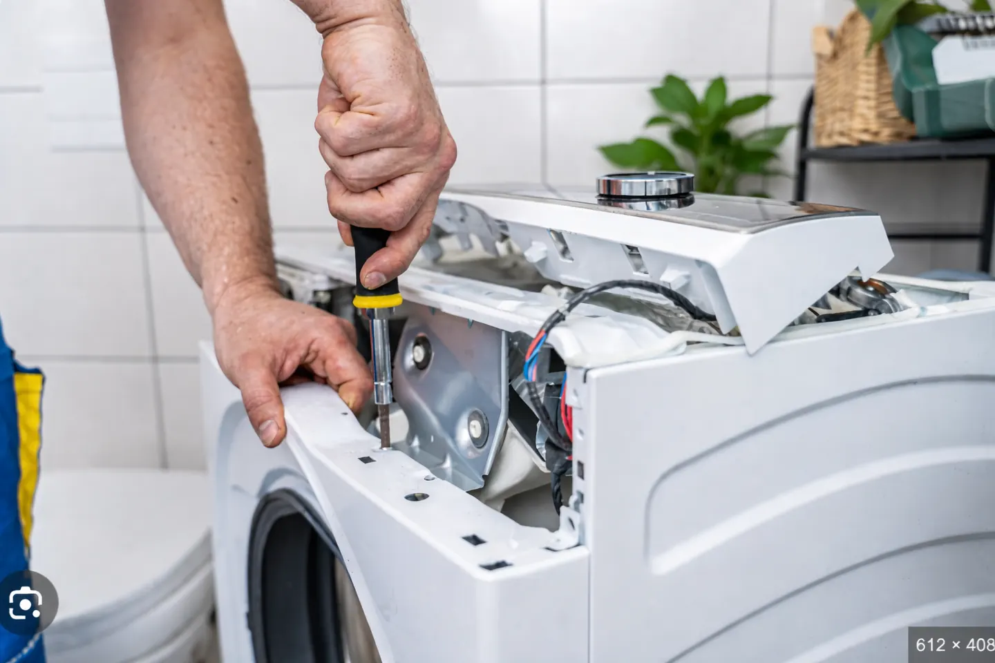 Vor-Ort-Service an einer geöffneten Waschmaschine im Haushalt