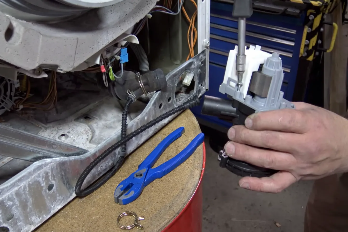 Austausch der Pumpe und Arbeiten an Zulauf und Ablauf einer Waschmaschine